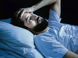 Dormir con la luz encendida desencadenaría la diabetes y enfermedades cardíacas: estudio