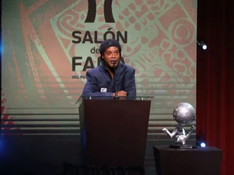 Ronaldinho al borde del llanto por discurso de Rafa Márquez