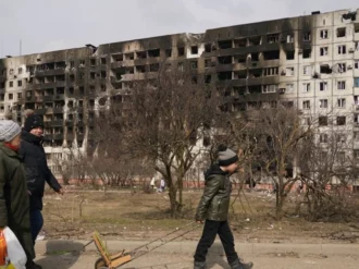 Vladimir Putin exige la rendición de Mariupol para detener el bombardeo a la ciudad