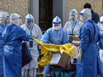 Muertes por Covid-19 en el mundo caen a su cifra más baja en dos años