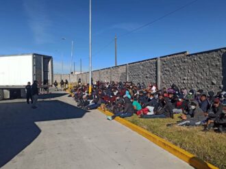 Abandonan a personas en la caja de un tráiler