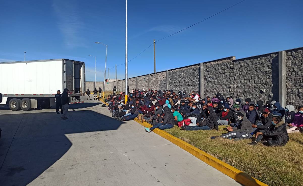 Abandonan a personas en la caja de un tráiler