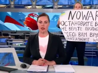 Periodista que irrumpió en programa para decir “no a la guerra” podría ser condenada a 15 años de prisión
