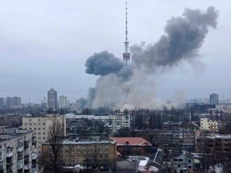 Tras advertir a ucranianos, Rusia ataca con misil la torre de televisión de Kiev