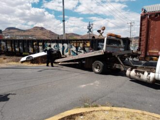 Arrastra el tren un auto