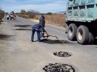 Reparan baches de Pánuco
