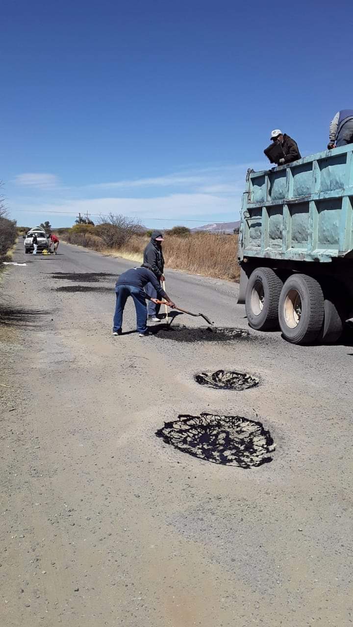 Reparan baches de Pánuco