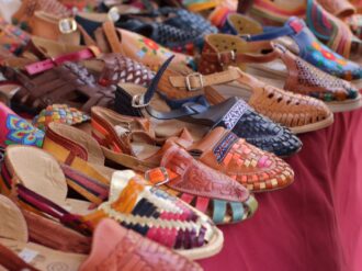 Artesanos ofrecen su talento en el Portal de las Flores