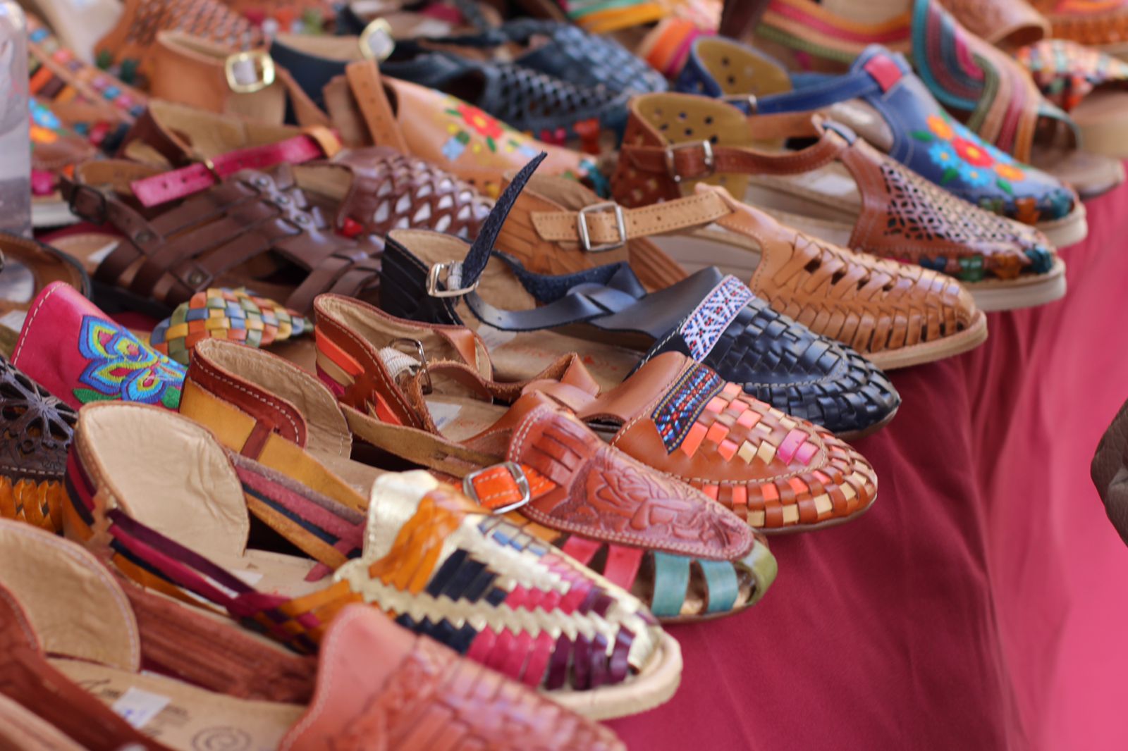 Artesanos ofrecen su talento en el Portal de las Flores