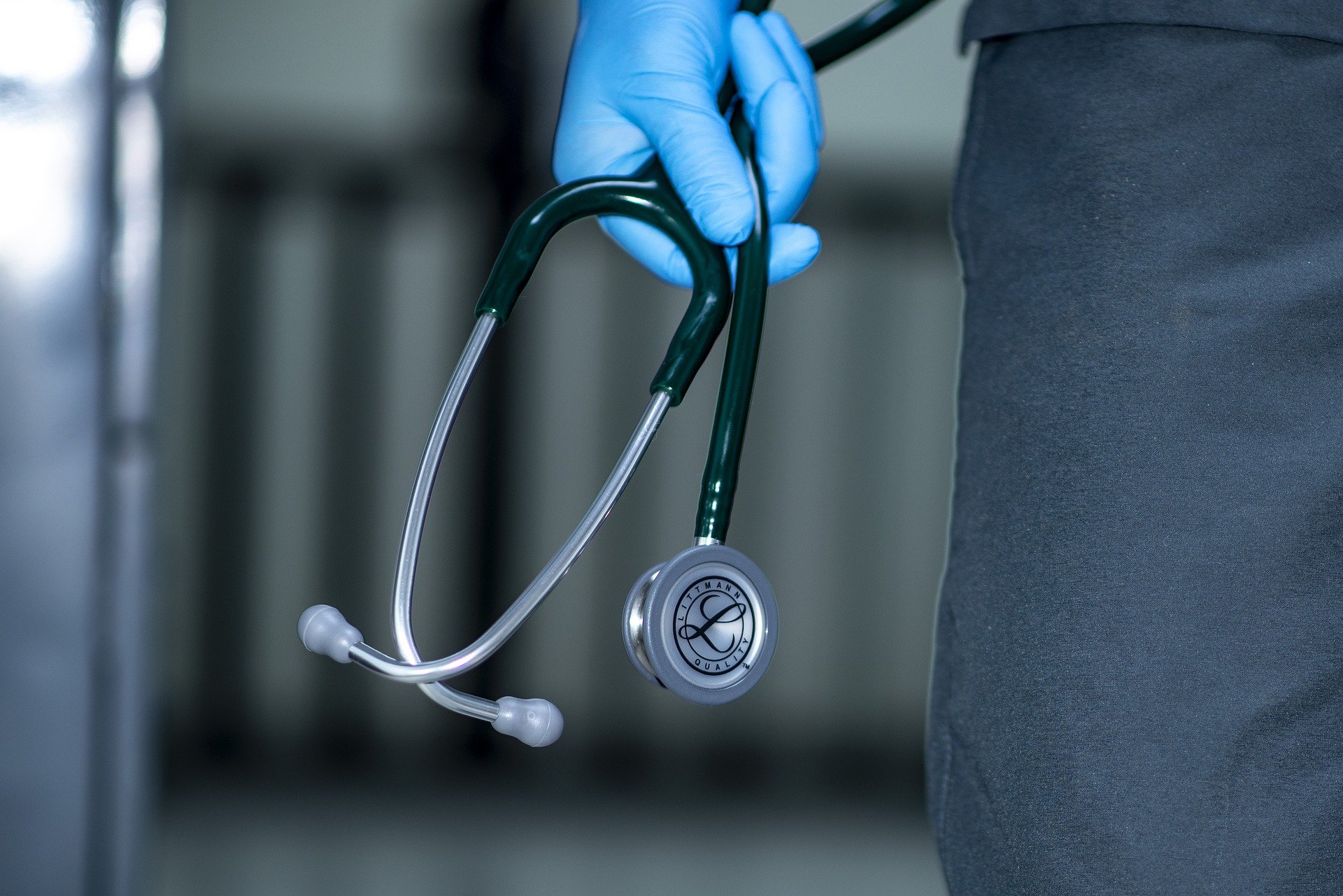 Indocumentados mayores de 50 años recibirán servicios de salud gratuitos