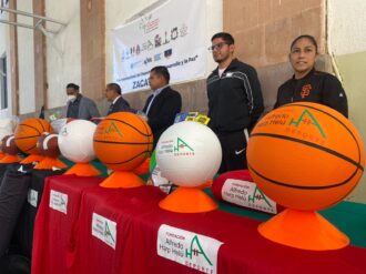 Reciben equipo deportivo en la BENMAC