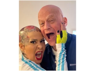 Alejandra Guzmán presume look completamente calva