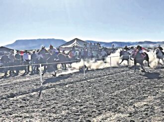 Deja 11 muertos ataque en carrera de caballos