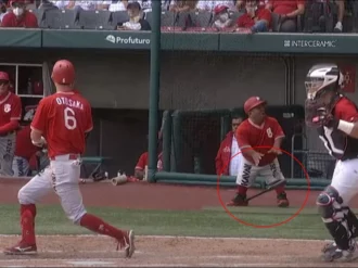 Bat boy de los Diablos Rojos sufre terrible batazo en pleno juego