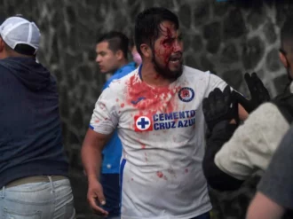 ¡Violencia en la Liga MX! Aficionados de Cruz Azul protagonizan pelea en el estadio Azteca