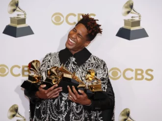 GRAMMYs. ¿Quién es Jon Batiste, ganador en cinco categorías?