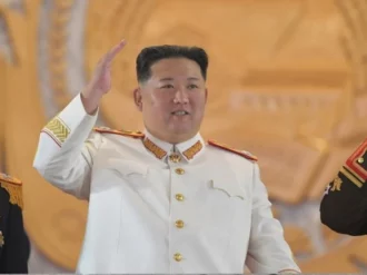 El discurso de Kim Jong-un en el gran desfile militar donde mostró misiles nucleares prohibidos