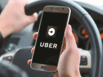 Uber elimina el requisito de usar cubrebocas para pasajeros y conductores en EU