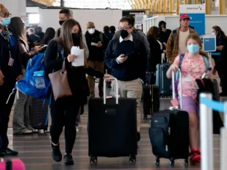 Extienden en EU requisito de vacunación para viajeros que ingresen al país