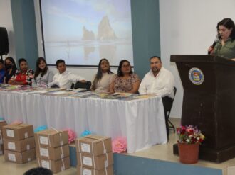 Se hace entregas de paquetes de libros en Río Grande