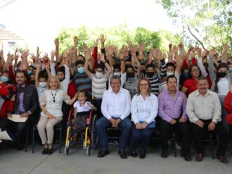 Hace entrega Gobernador de uniformes gratuitos en Tabasco, Zacatecas
