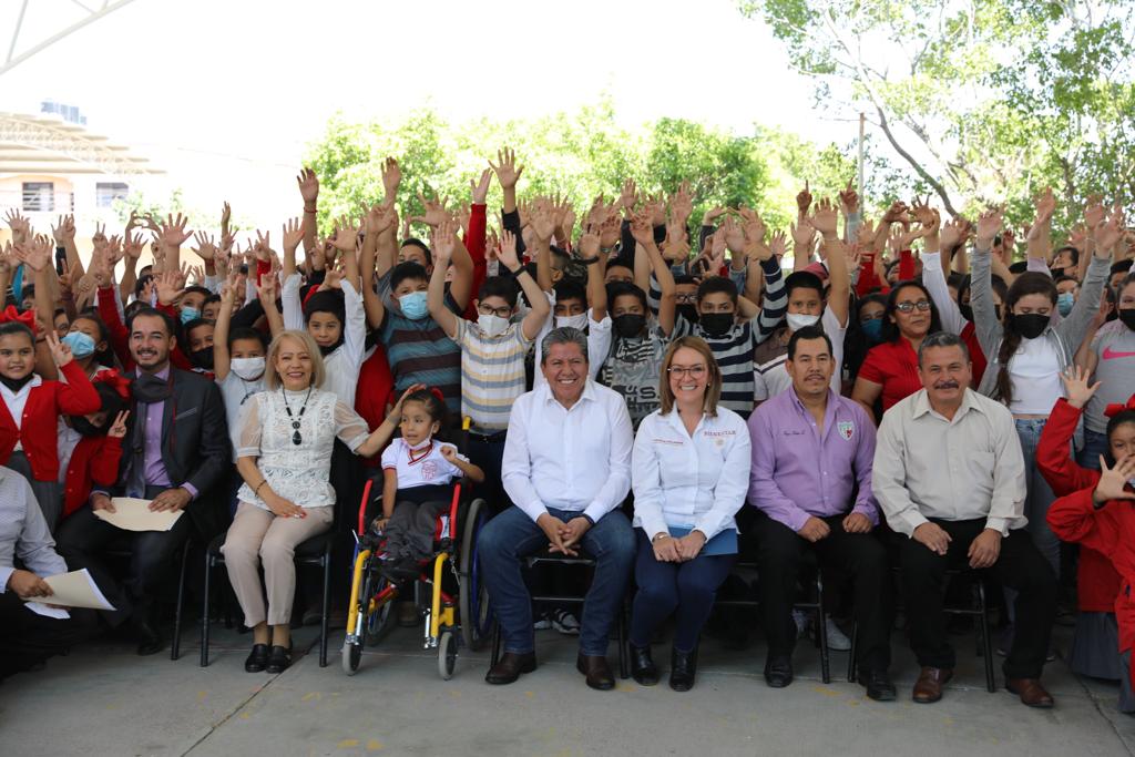 Hace entrega Gobernador de uniformes gratuitos en Tabasco, Zacatecas