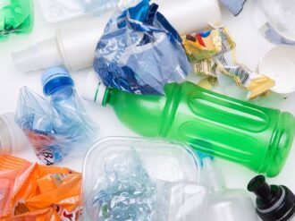 Sanciona la capital a comercios por uso de plásticos
