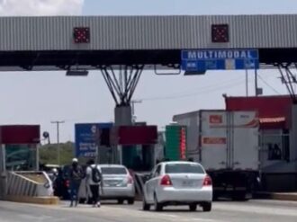 Normalistas toman casetas sin miedo a pisar la cárcel