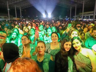 Por tres horas le canta Chuy Lizárraga a las madres fresnillenses
