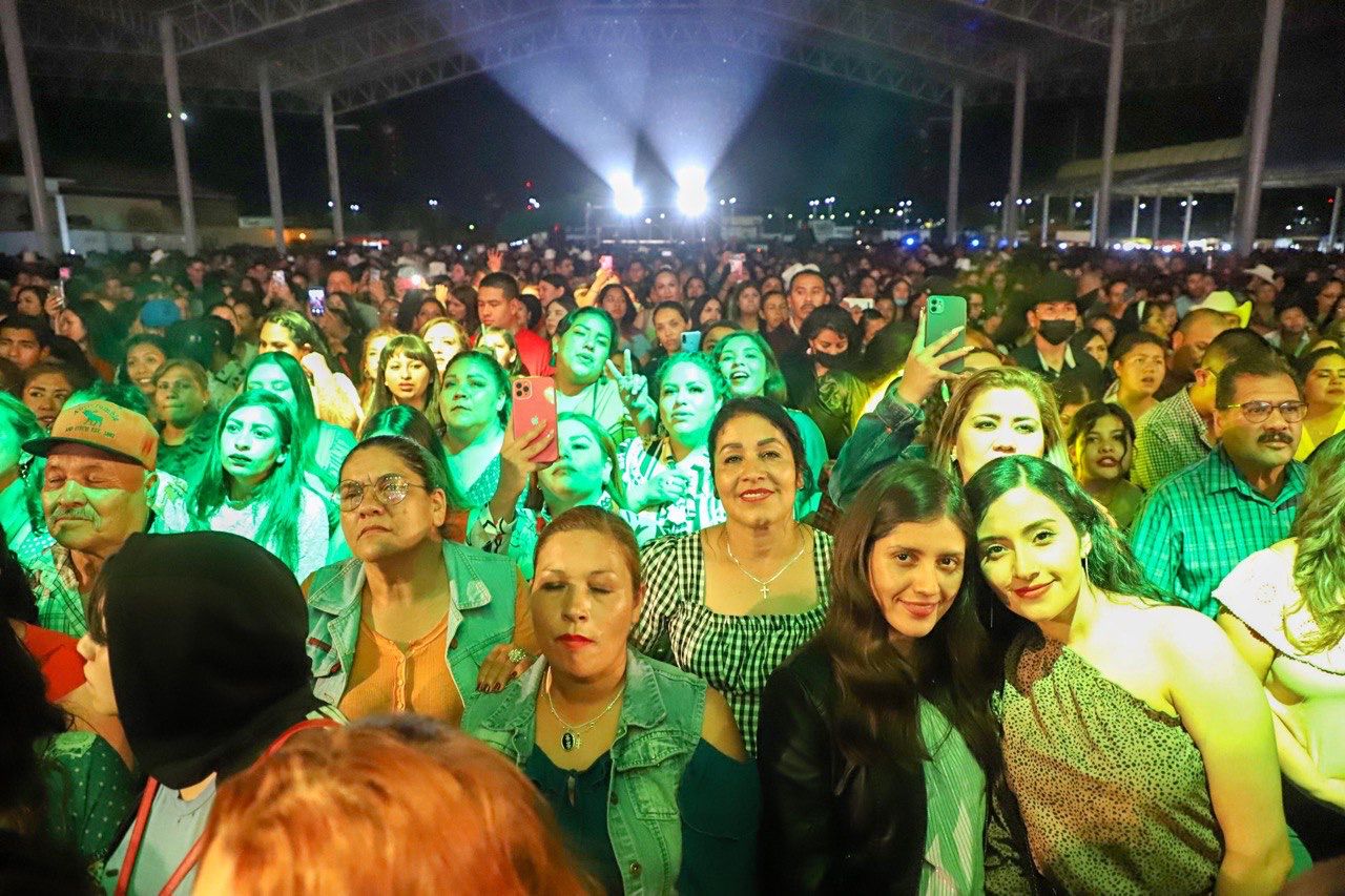 Por tres horas le canta Chuy Lizárraga a las madres fresnillenses