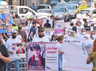 Exigen la aparición de sus hijos con una marcha