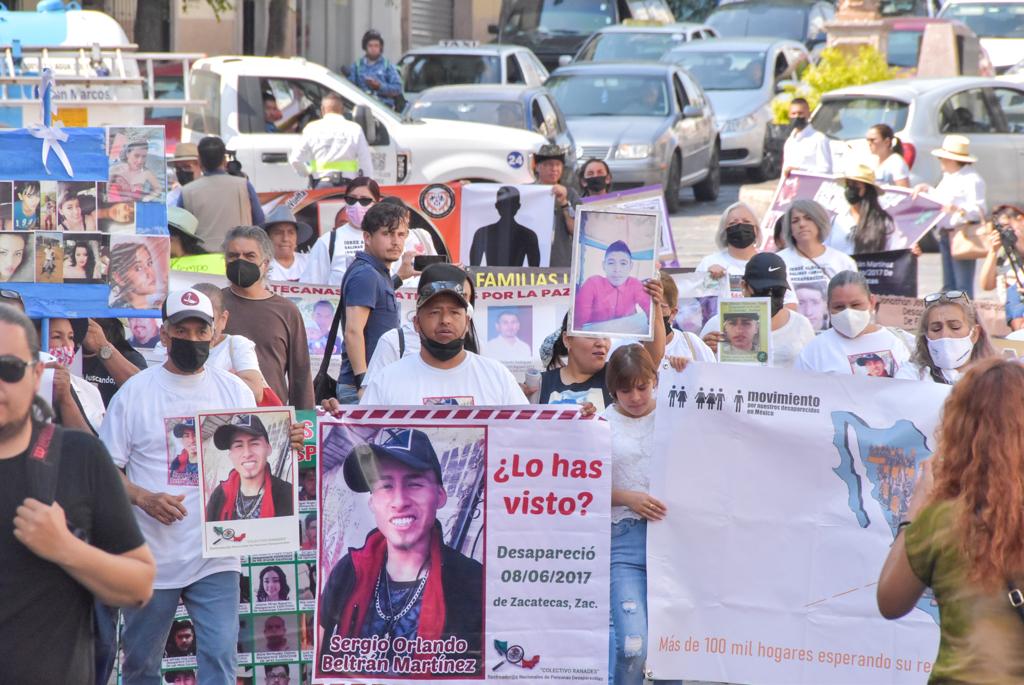 Exigen la aparición de sus hijos con una marcha