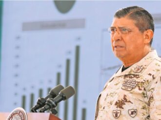 Analiza Sedena fabricar armas a policías estatales