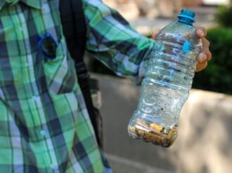 Recolectan colillas de cigarro en el Centro Histórico