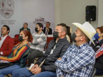 Capacitan a burócratas sobre desempeño municipal