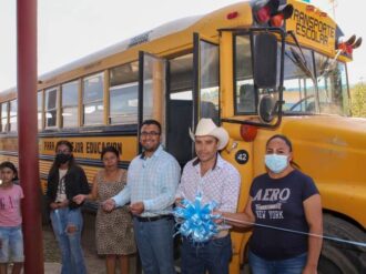 Entrega Macías Zúñiga apoyos por el Día del Estudiante