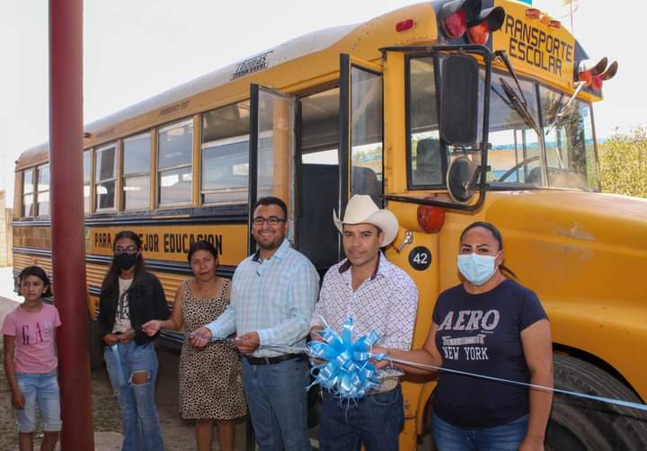 Entrega Macías Zúñiga apoyos por el Día del Estudiante