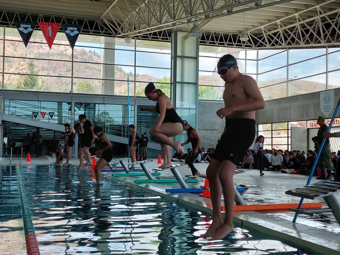 Evalúan desempeño acuático de los alumnos del bachillerato militarizado