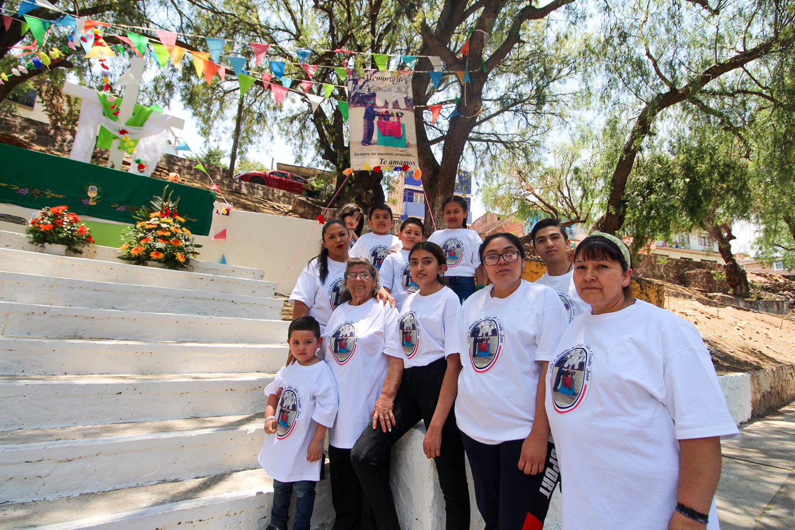 Ofrecen los Carrillo Mayorga reliquia en honor a la Santa Cruz