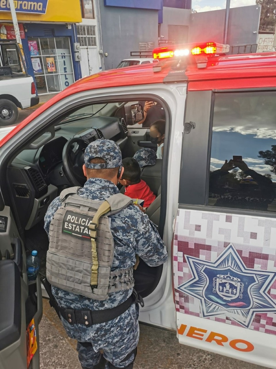Policías hacen realidad el sueño de Leonel