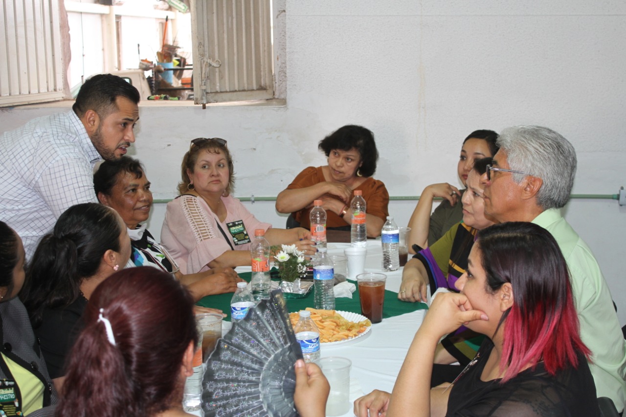 Reconocen entrega de los profesores en Juan Aldama