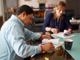 Formalizan aumento salarial a burócratas capitalinos