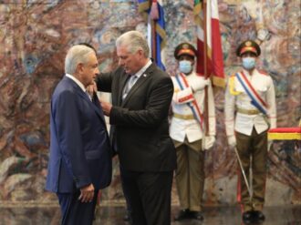 Recibe AMLO condecoración José Martí en Cuba