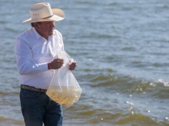 Gobernador David Monreal Ávila hace entrega de apoyos para la reactivación rural a pescadores de Tabasco