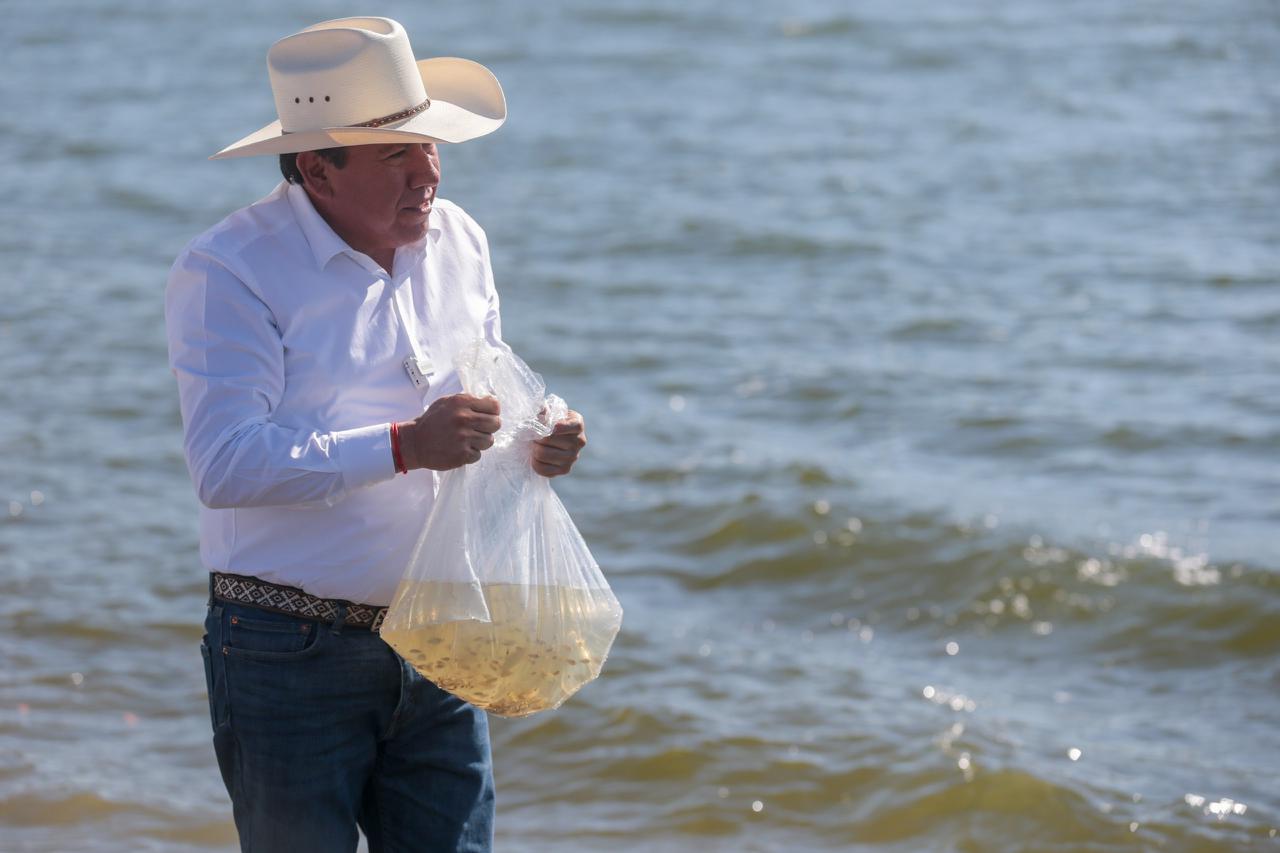 Gobernador David Monreal Ávila hace entrega de apoyos para la reactivación rural a pescadores de Tabasco