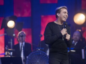 Sorprende Cristian Castro con imagen rejuvenecida