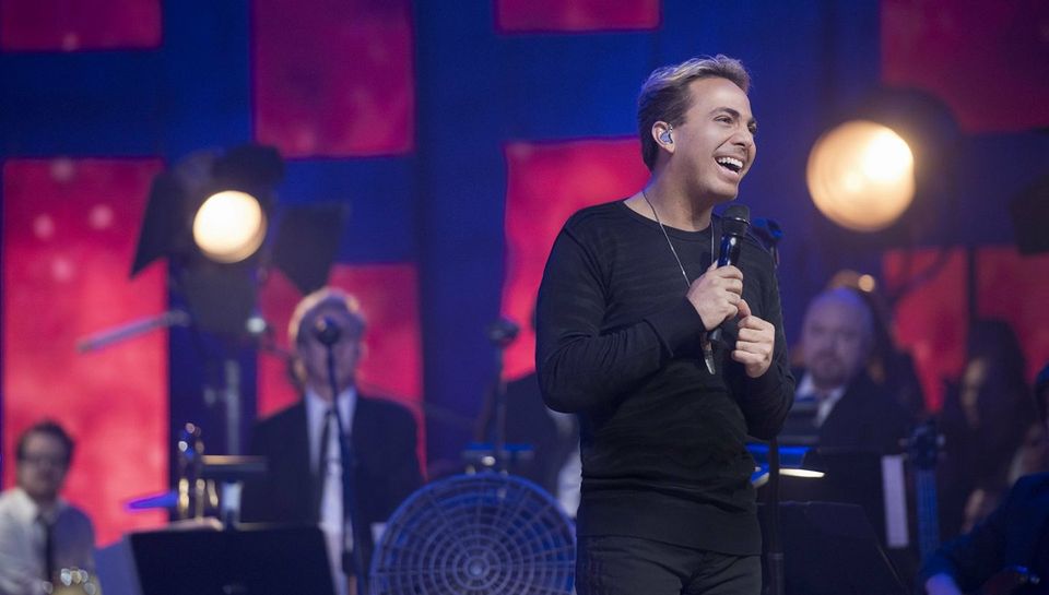 Sorprende Cristian Castro con imagen rejuvenecida