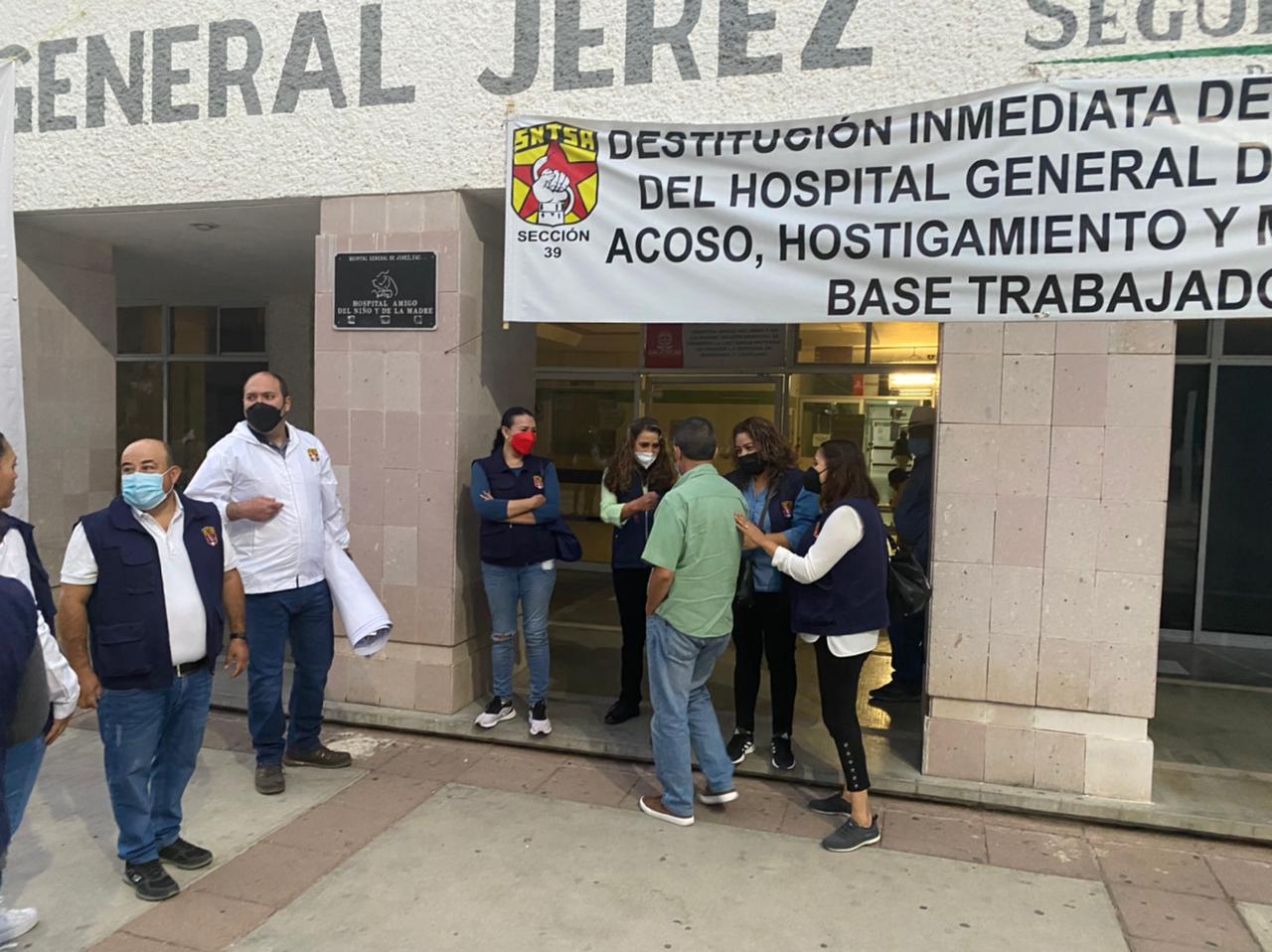 Escalan protestas contra la directora del HGJ; la quieren fuera