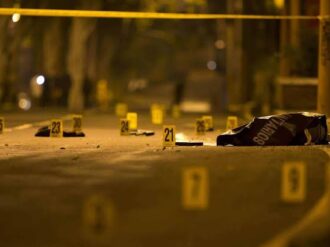 Asesinan a tres en la calle 5 de Mayo de Guadalupe