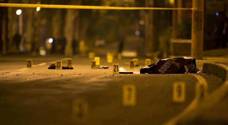Asesinan a tres en la calle 5 de Mayo de Guadalupe